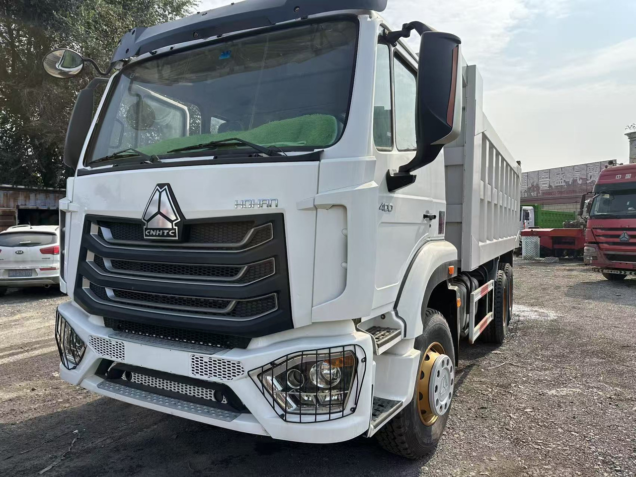 SINOTRUK HOHAN 400HP - Kipper vrachtwagen: afbeelding 3 SINOTRUK HOHAN 400HP - Kipper vrachtwagen: afbeelding 3