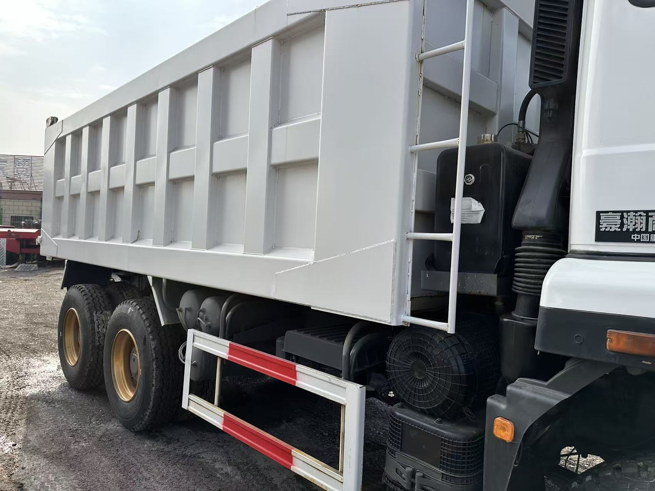 Leasing SINOTRUK HOHAN 400hp 6x4 tipper truck SINOTRUK HOHAN 400hp 6x4 tipper truck: afbeelding 9