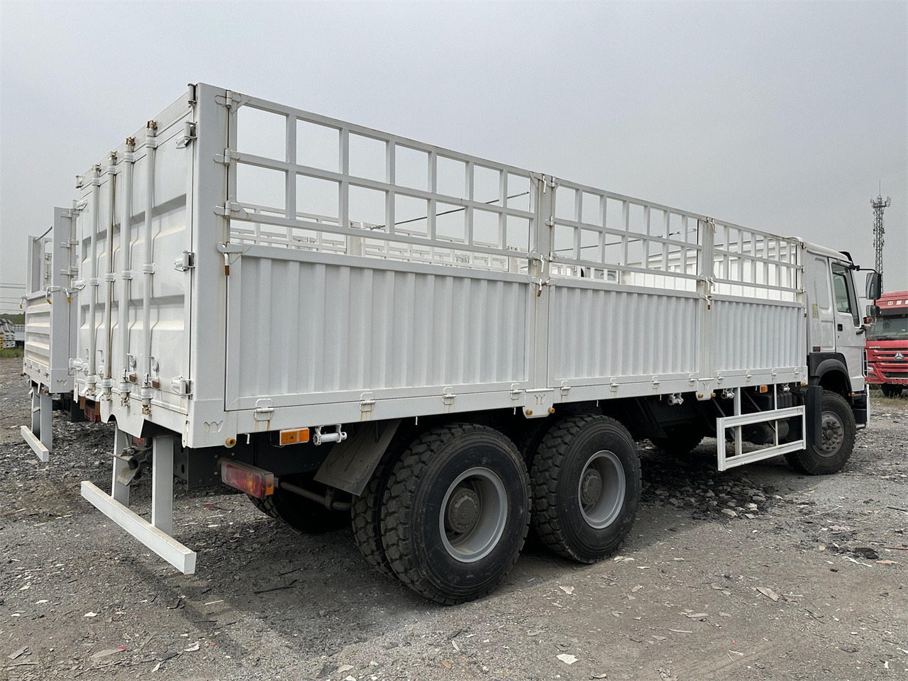 SINOTRUK HOWO 371 Cargo truck - Veewagen vrachtwagen: afbeelding 4 SINOTRUK HOWO 371 Cargo truck - Veewagen vrachtwagen: afbeelding 4