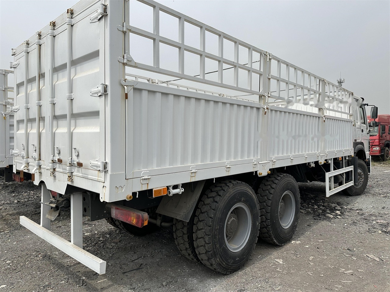 SINOTRUK HOWO 371 Cargo truck - Veewagen vrachtwagen: afbeelding 3 SINOTRUK HOWO 371 Cargo truck - Veewagen vrachtwagen: afbeelding 3