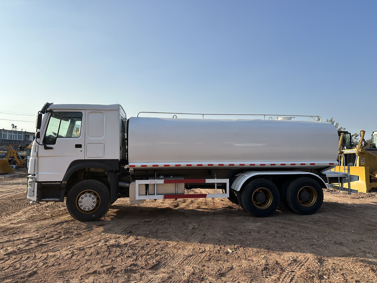 SINOTRUK HOWO 371 Water Tanker Truck - Tankwagen: afbeelding 5 SINOTRUK HOWO 371 Water Tanker Truck - Tankwagen: afbeelding 5