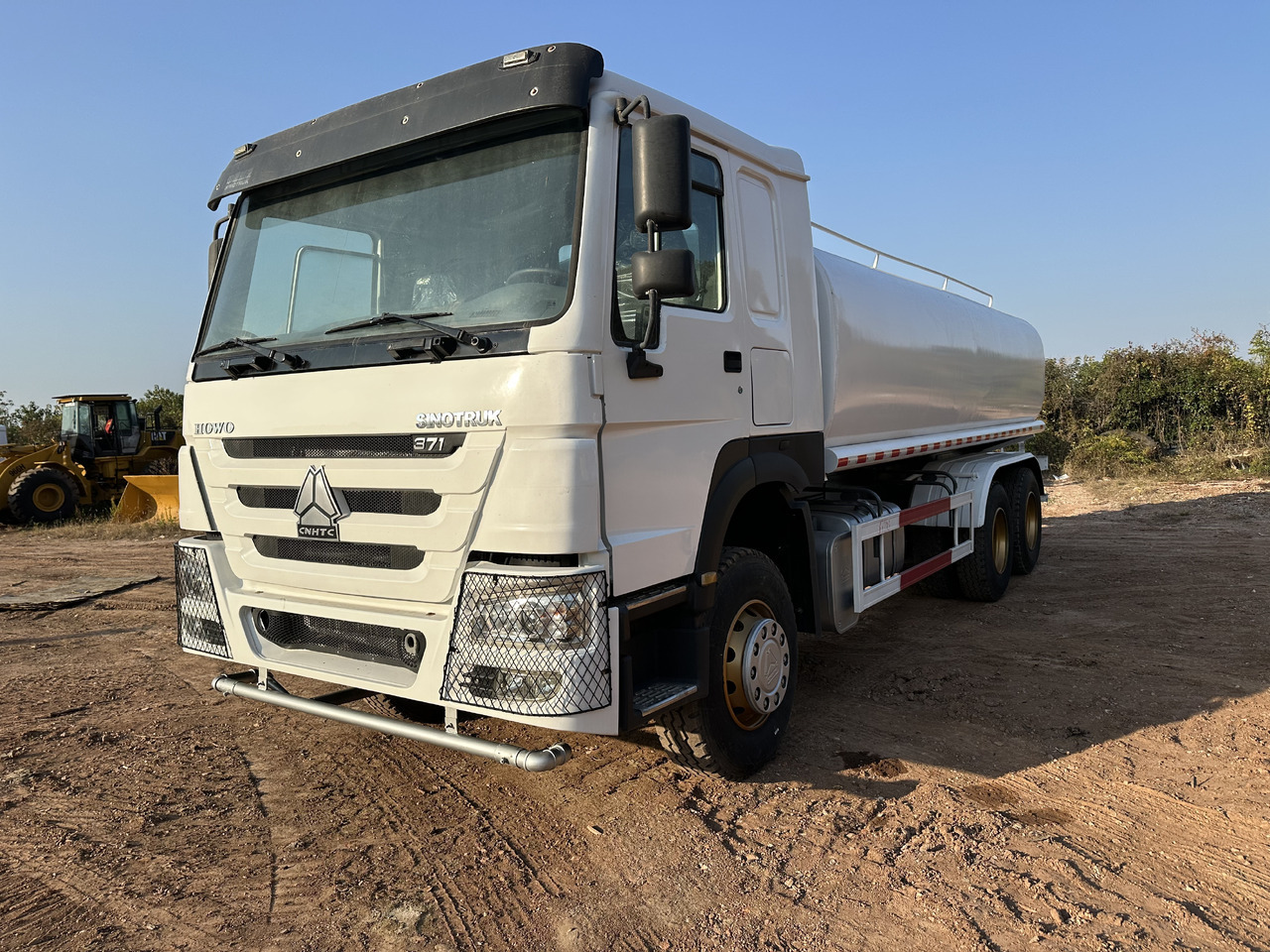 SINOTRUK HOWO 371 Water Tanker Truck - Tankwagen: afbeelding 2 SINOTRUK HOWO 371 Water Tanker Truck - Tankwagen: afbeelding 2
