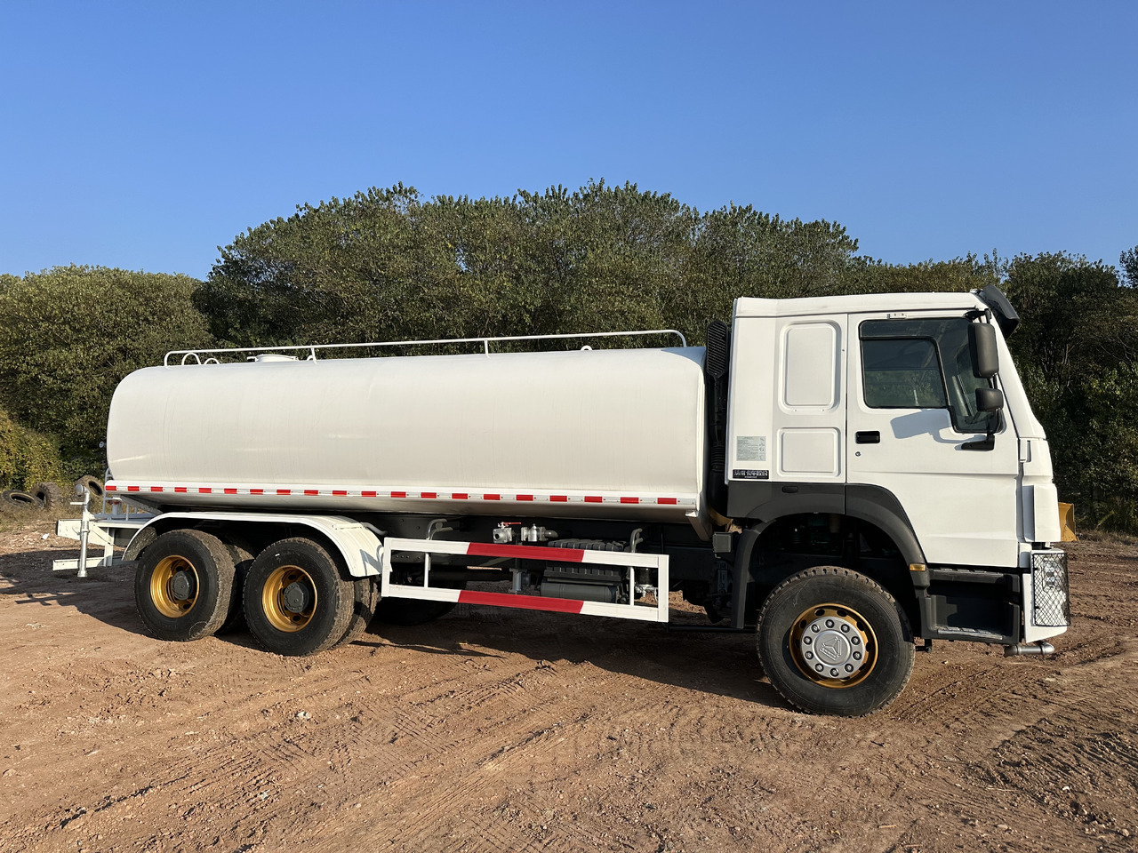 SINOTRUK HOWO 371 Water Tanker Truck - Tankwagen: afbeelding 3 SINOTRUK HOWO 371 Water Tanker Truck - Tankwagen: afbeelding 3