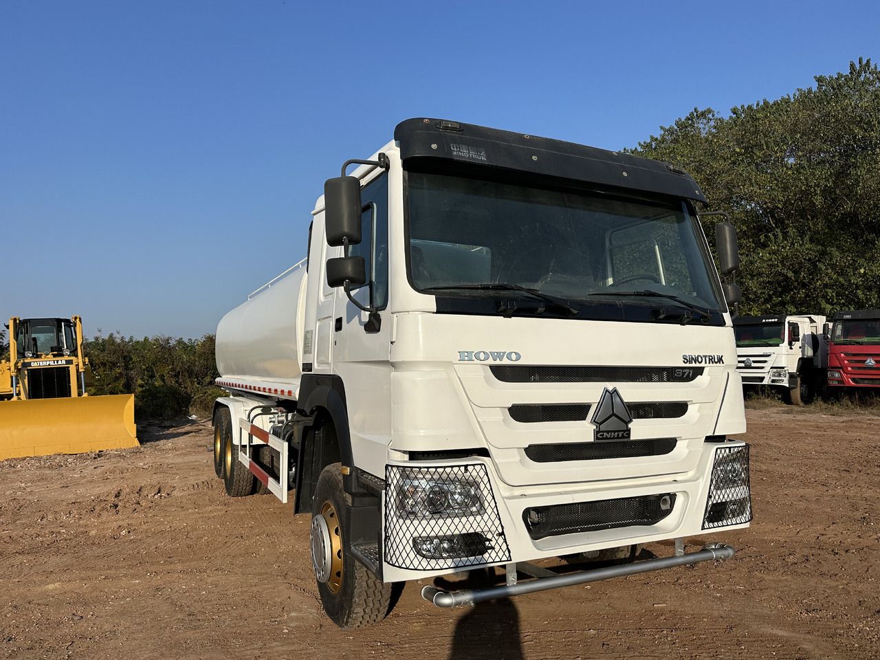 SINOTRUK HOWO 371 Water Tanker Truck - Tankwagen: afbeelding 1 SINOTRUK HOWO 371 Water Tanker Truck - Tankwagen: afbeelding 1
