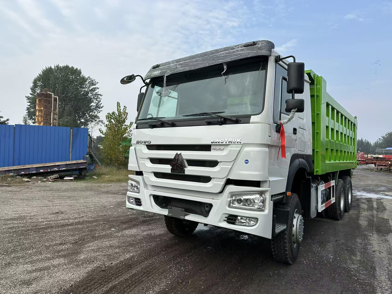 SINOTRUK HOWO 400HP 6X4 Tipper Truck - Kipper vrachtwagen: afbeelding 4 SINOTRUK HOWO 400HP 6X4 Tipper Truck - Kipper vrachtwagen: afbeelding 4