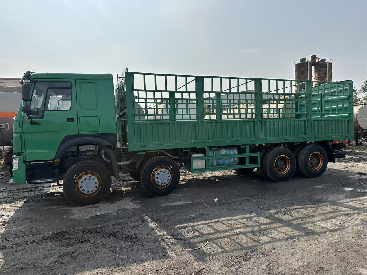 SINOTRUK HOWO 420hp 8x4 fence truck - Vrachtwagen met open laadbak: afbeelding 1 SINOTRUK HOWO 420hp 8x4 fence truck - Vrachtwagen met open laadbak: afbeelding 1