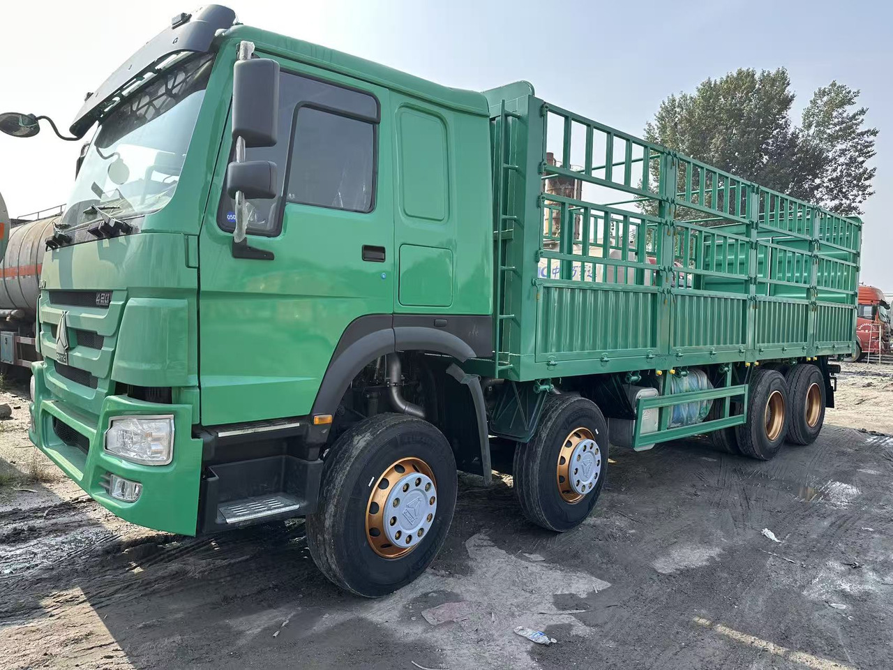 SINOTRUK HOWO 420hp 8x4 fence truck - Vrachtwagen met open laadbak: afbeelding 2 SINOTRUK HOWO 420hp 8x4 fence truck - Vrachtwagen met open laadbak: afbeelding 2