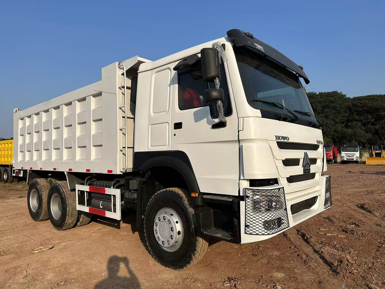 SINOTRUK HOWO HOWO 371 6x4 - Kipper vrachtwagen: afbeelding 2 SINOTRUK HOWO HOWO 371 6x4 - Kipper vrachtwagen: afbeelding 2