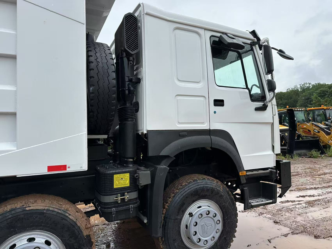 Sinotruk HOWO 371hp 8x4 tipper truck - Kipper vrachtwagen: afbeelding 5 Sinotruk HOWO 371hp 8x4 tipper truck - Kipper vrachtwagen: afbeelding 5