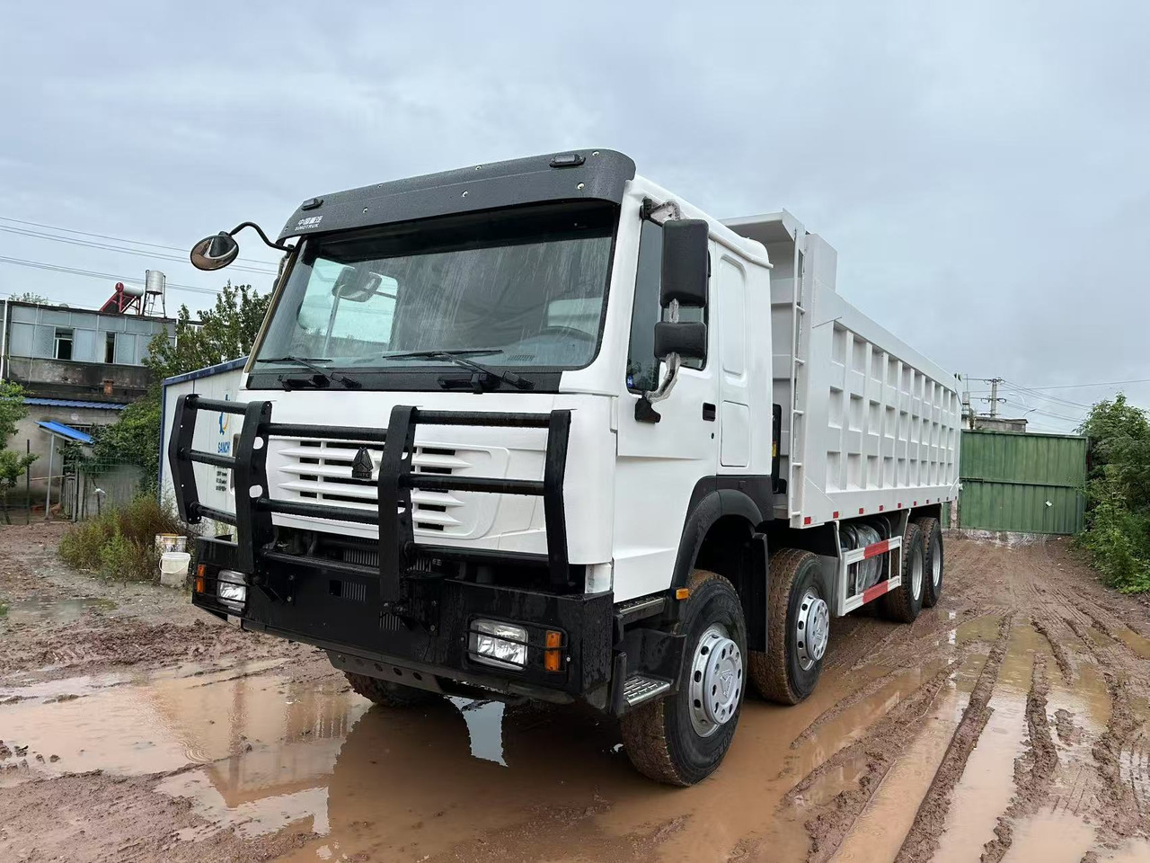 Sinotruk HOWO 371hp 8x4 tipper truck - Kipper vrachtwagen: afbeelding 1 Sinotruk HOWO 371hp 8x4 tipper truck - Kipper vrachtwagen: afbeelding 1