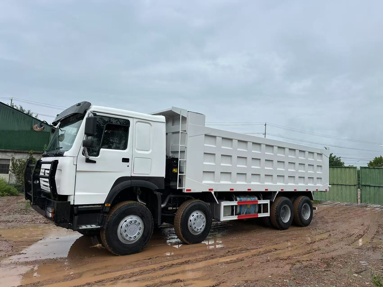 Sinotruk HOWO 371hp 8x4 tipper truck - Kipper vrachtwagen: afbeelding 4 Sinotruk HOWO 371hp 8x4 tipper truck - Kipper vrachtwagen: afbeelding 4