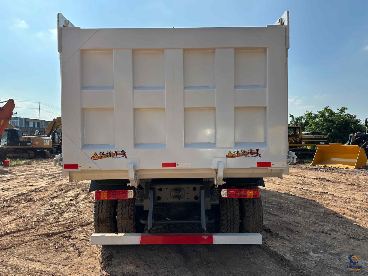 Sinotruk HOWO 400HP With Bumper 6X4 - Kipper vrachtwagen: afbeelding 5 Sinotruk HOWO 400HP With Bumper 6X4 - Kipper vrachtwagen: afbeelding 5