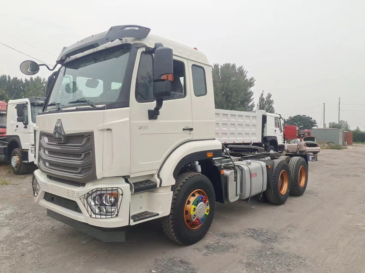 SINOTRUK HOWO 371hp 6X4 Tractor unit - Trekker: afbeelding 1 SINOTRUK HOWO 371hp 6X4 Tractor unit - Trekker: afbeelding 1