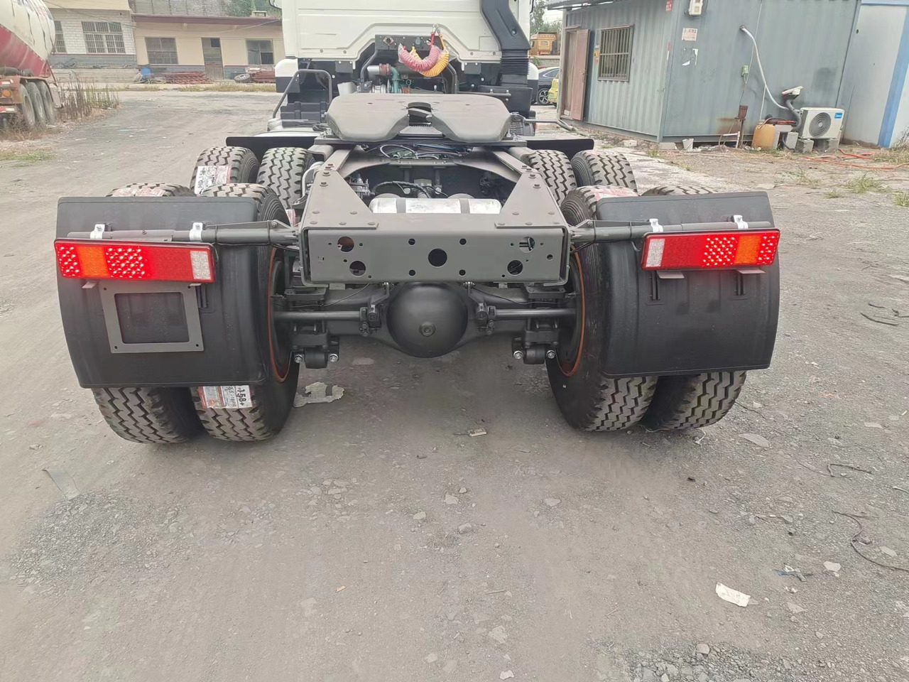 SINOTRUK HOWO 371hp 6X4 Tractor unit - Trekker: afbeelding 5 SINOTRUK HOWO 371hp 6X4 Tractor unit - Trekker: afbeelding 5