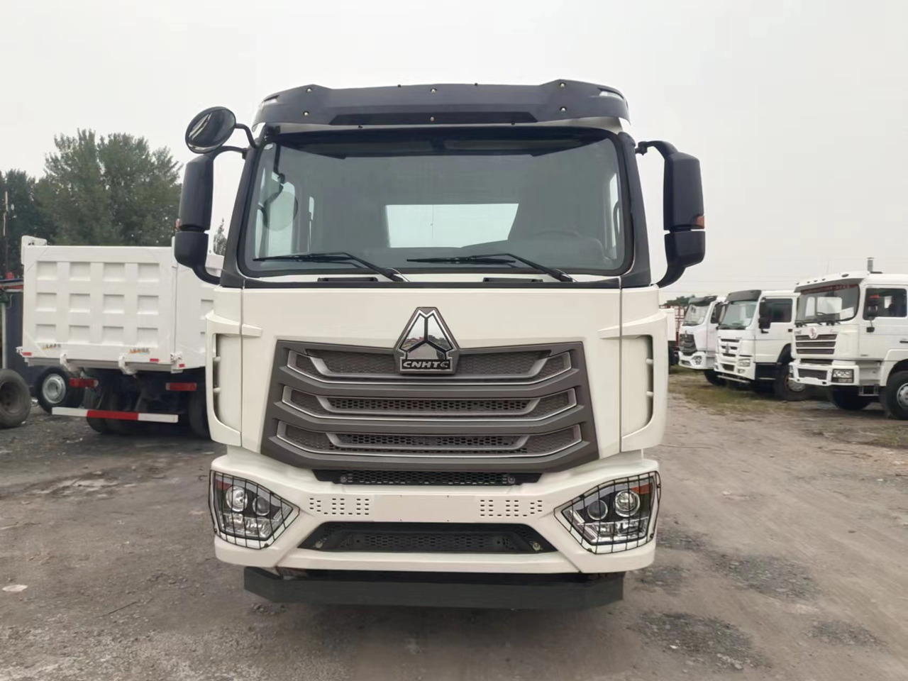 SINOTRUK HOWO 371hp 6X4 Tractor unit - Trekker: afbeelding 2 SINOTRUK HOWO 371hp 6X4 Tractor unit - Trekker: afbeelding 2