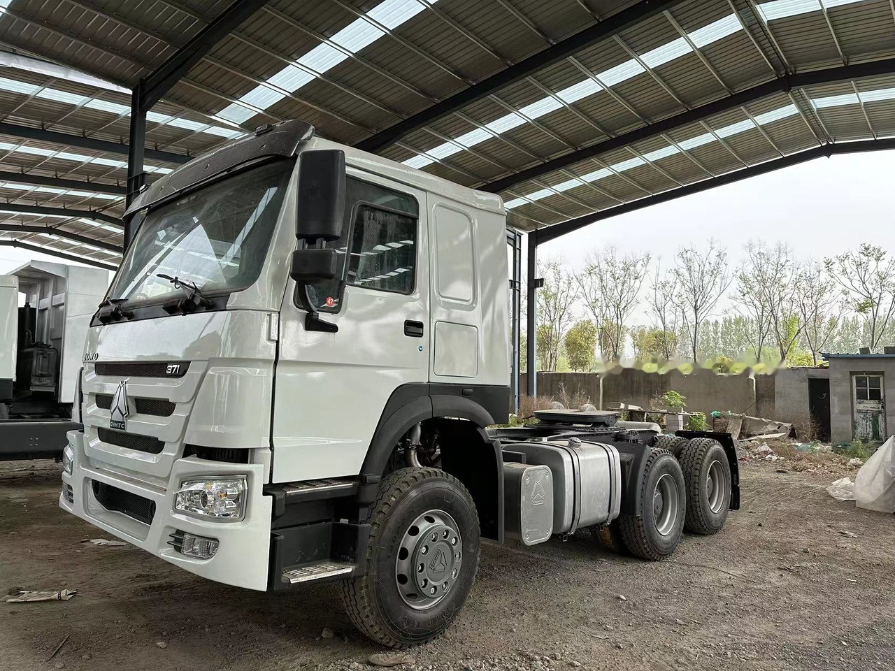 Sinotruk Howo 371 Truck Head - Trekker: afbeelding 1 Sinotruk Howo 371 Truck Head - Trekker: afbeelding 1