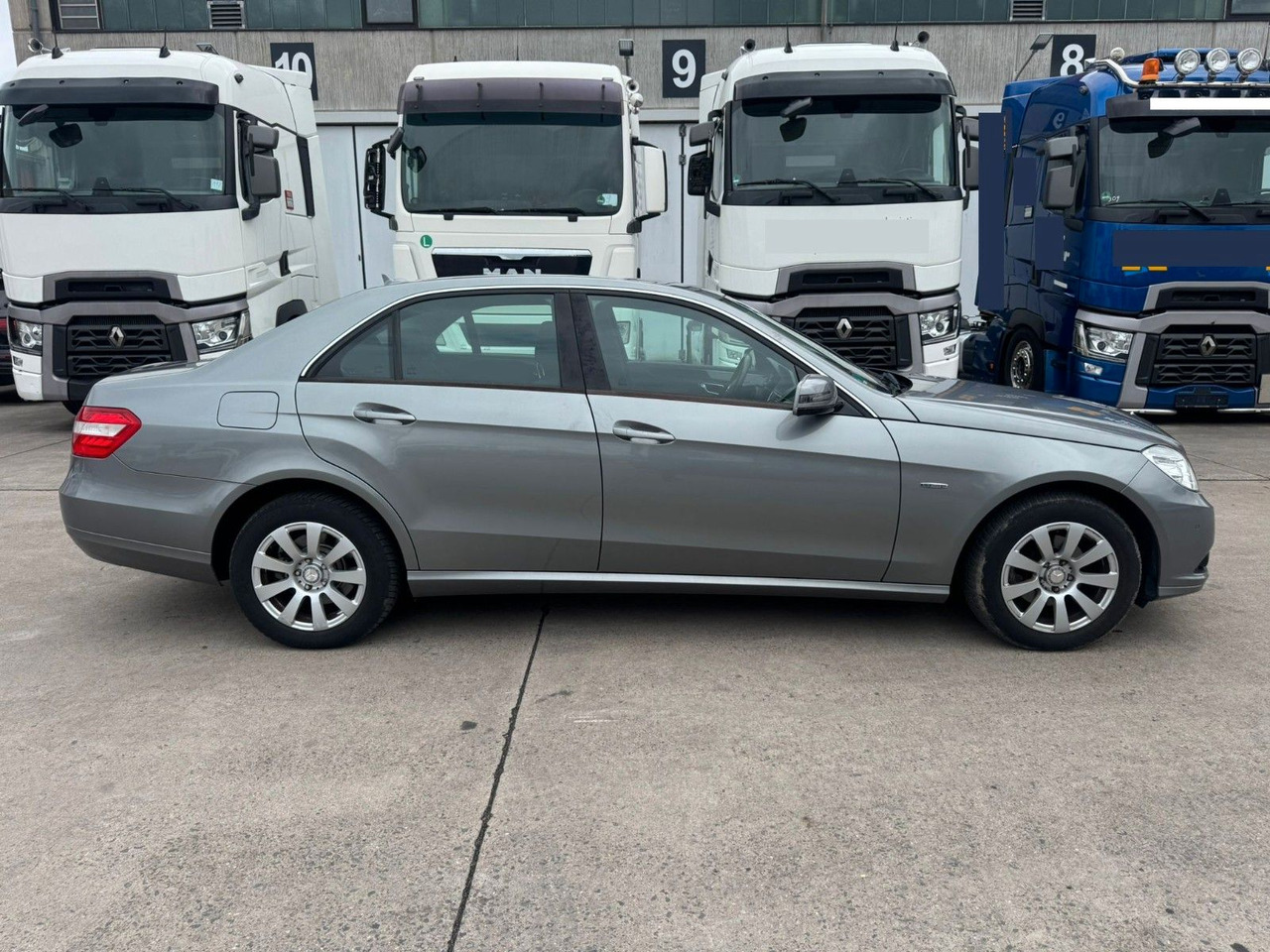 Mercedes-Benz E 200 CGI * PDC VORNE UND HINTEN * 2. HAND * - Sedan: afbeelding 4 Mercedes-Benz E 200 CGI * PDC VORNE UND HINTEN * 2. HAND * - Sedan: afbeelding 4