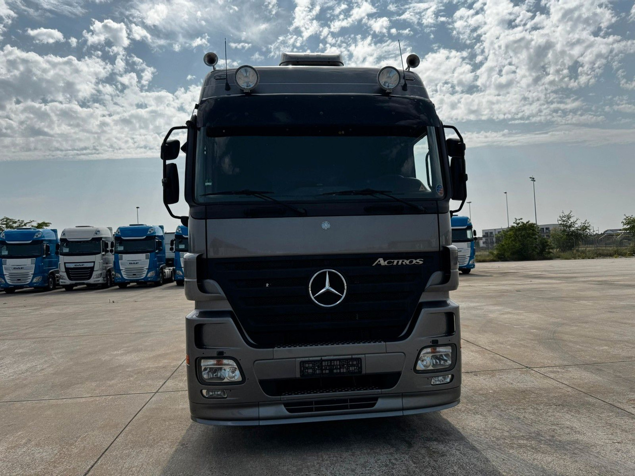 Mercedes-Benz ACTROS 1844 * AUTOMATIK * TOP * NEUE REIFEN - Trekker: afbeelding 2 Mercedes-Benz ACTROS 1844 * AUTOMATIK * TOP * NEUE REIFEN - Trekker: afbeelding 2