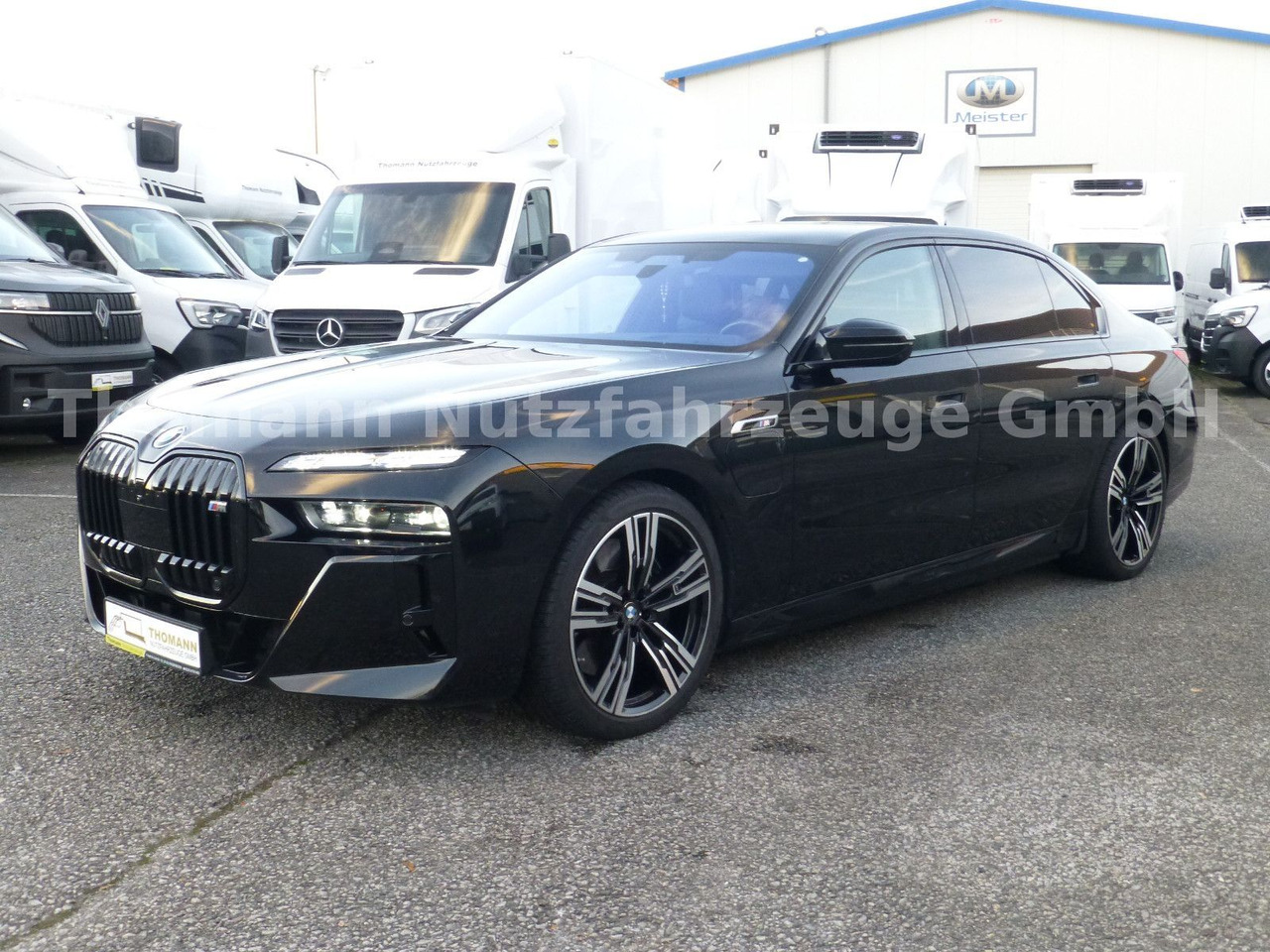 BMW M760 7 M760 e xDrive Cinema Sky Lounge 2x 21 Zol - Sedan: afbeelding 2 BMW M760 7 M760 e xDrive Cinema Sky Lounge 2x 21 Zol - Sedan: afbeelding 2
