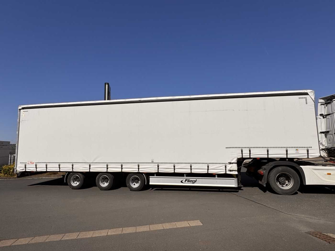 Fliegl SDS 350 Schiebeplane+Verdeck XL SAF 20.900Km - Dieplader oplegger: afbeelding 3 Fliegl SDS 350 Schiebeplane+Verdeck XL SAF 20.900Km - Dieplader oplegger: afbeelding 3