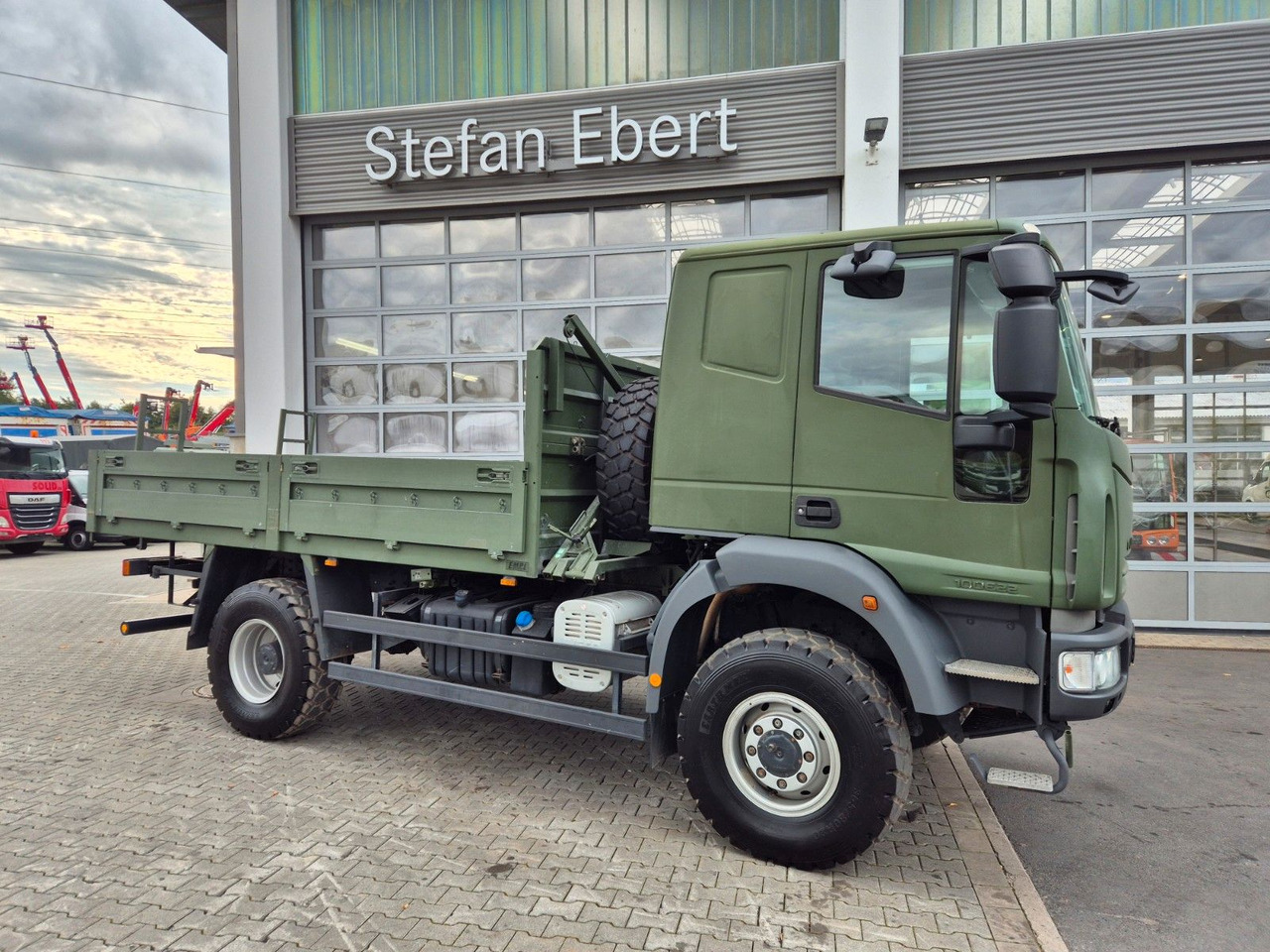 Iveco Eurocargo ML100E22WM-BW 4x4 Pritsche L-Haus Bett - Vrachtwagen met open laadbak: afbeelding 4 Iveco Eurocargo ML100E22WM-BW 4x4 Pritsche L-Haus Bett - Vrachtwagen met open laadbak: afbeelding 4