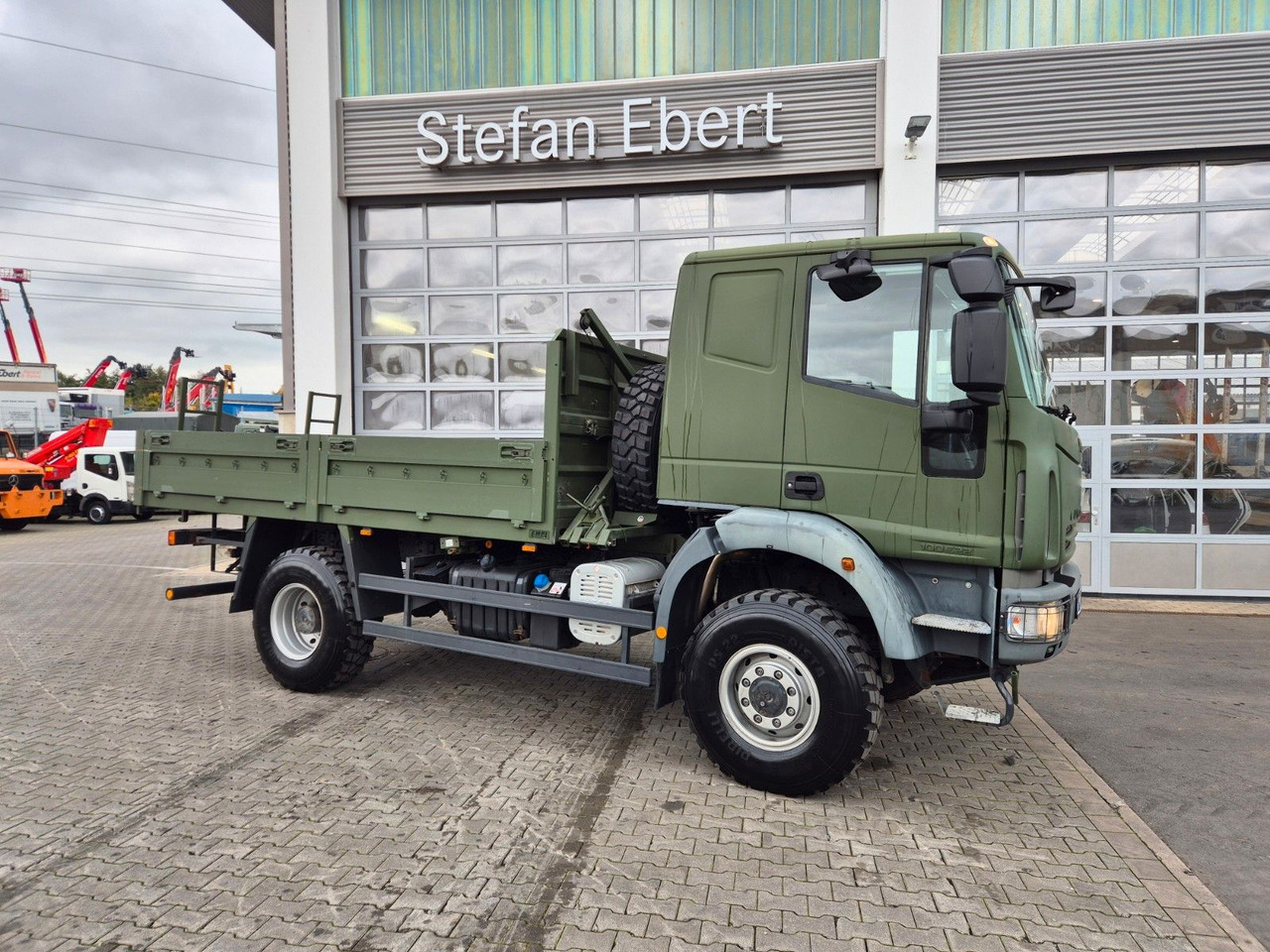 Iveco Eurocargo ML100E22WM-BW 4x4 Pritsche L-Haus Bett - Vrachtwagen met open laadbak: afbeelding 4 Iveco Eurocargo ML100E22WM-BW 4x4 Pritsche L-Haus Bett - Vrachtwagen met open laadbak: afbeelding 4