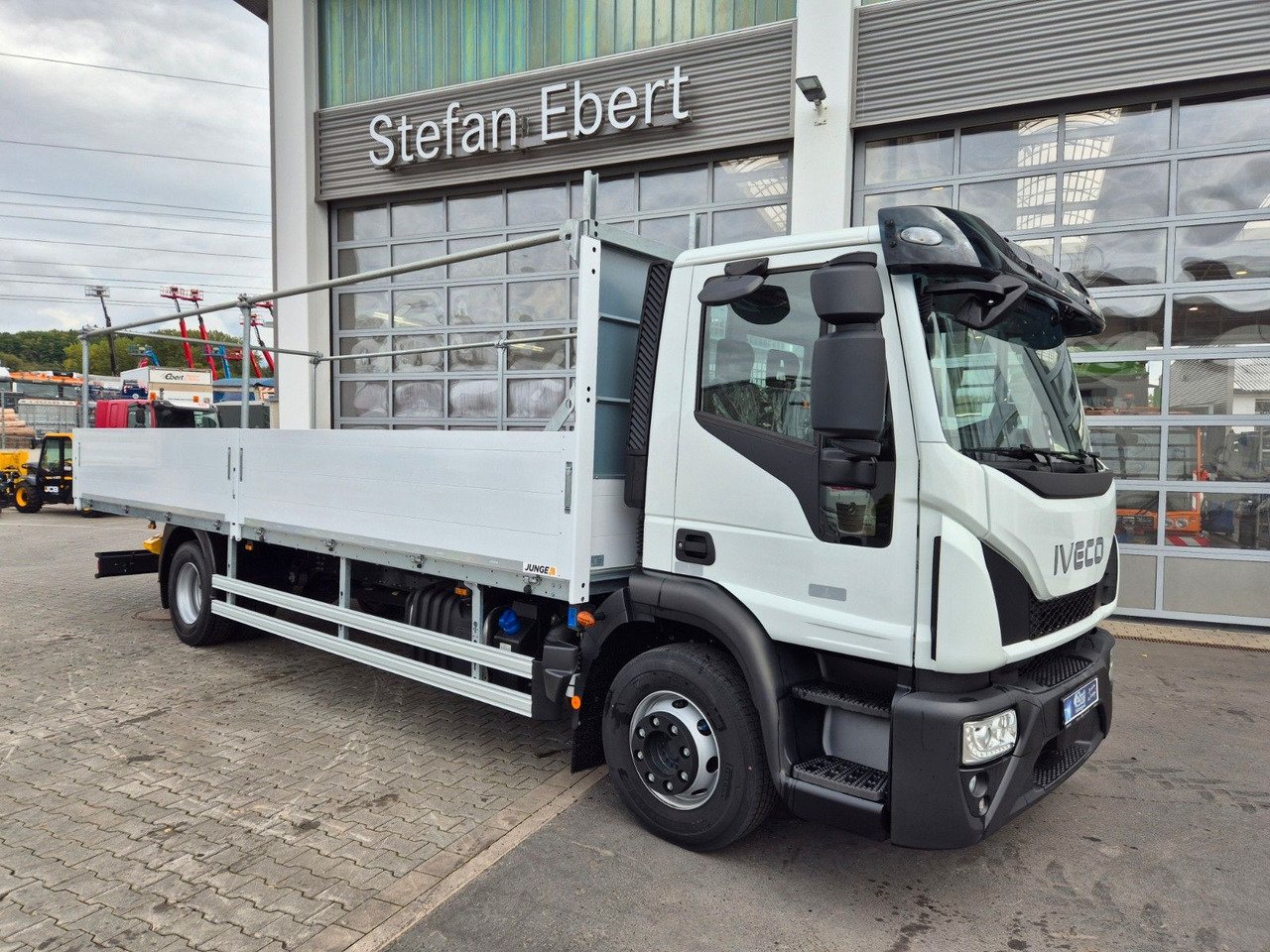 Iveco Eurocargo ML140E28/P Gerüstbau 3 Sitze AHK Klima - Vrachtwagen met open laadbak: afbeelding 4 Iveco Eurocargo ML140E28/P Gerüstbau 3 Sitze AHK Klima - Vrachtwagen met open laadbak: afbeelding 4