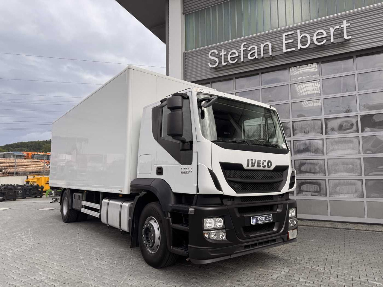 Iveco Stralis AT190S42/FP-D 4x2 Koffer+LBW faltbar AHK - Bakwagen: afbeelding 3 Iveco Stralis AT190S42/FP-D 4x2 Koffer+LBW faltbar AHK - Bakwagen: afbeelding 3