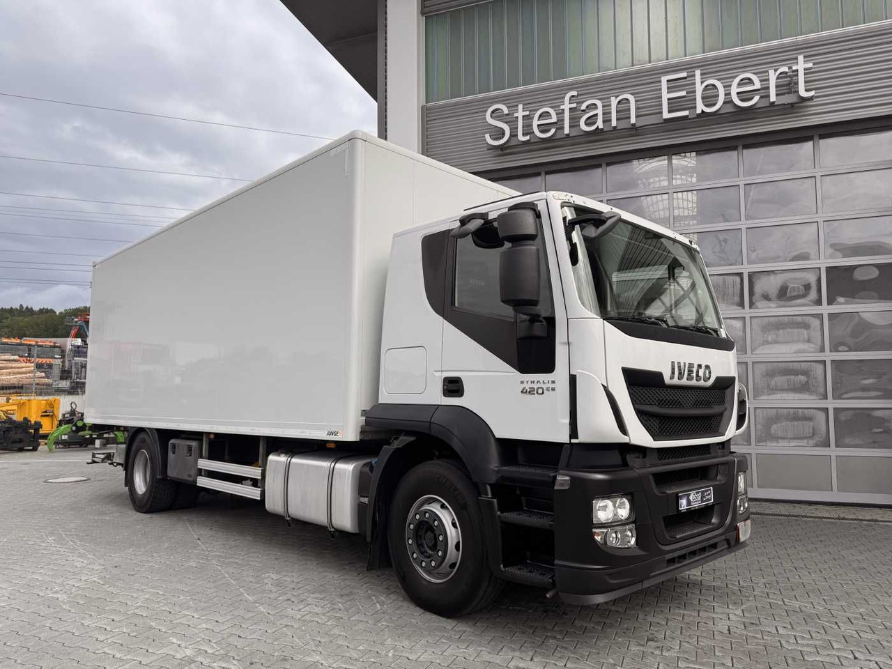 Iveco Stralis AT190S42/FP-D 4x2 Koffer+LBW faltbar AHK - Bakwagen: afbeelding 1 Iveco Stralis AT190S42/FP-D 4x2 Koffer+LBW faltbar AHK - Bakwagen: afbeelding 1