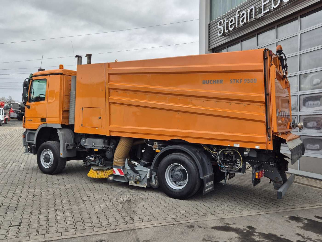 Veegwagen Mercedes-Benz Actros 2032 A 4x4 Bucher STKF 9500 Airport 30x: afbeelding 14