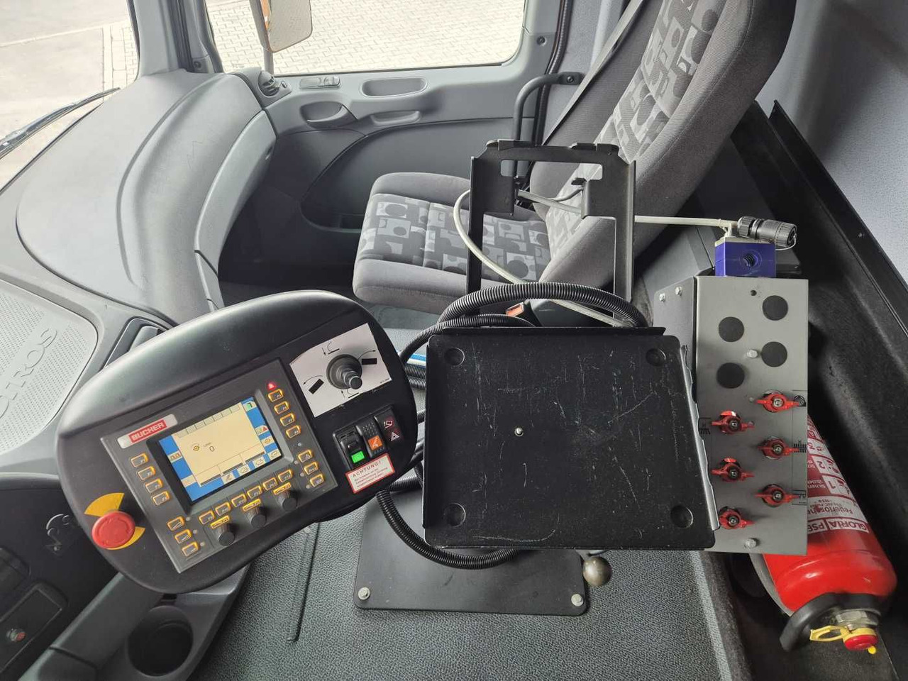 Veegwagen Mercedes-Benz Actros 2032 A 4x4 Bucher STKF 9500 Airport 30x: afbeelding 11 Veegwagen Mercedes-Benz Actros 2032 A 4x4 Bucher STKF 9500 Airport 30x: afbeelding 11