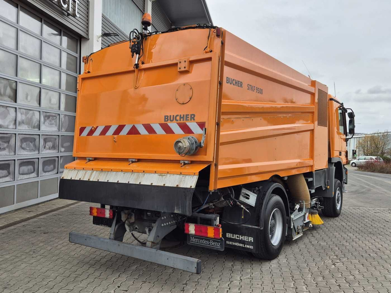 Veegwagen Mercedes-Benz Actros 2032 A 4x4 Bucher STKF 9500 Airport 30x: afbeelding 9 Veegwagen Mercedes-Benz Actros 2032 A 4x4 Bucher STKF 9500 Airport 30x: afbeelding 9