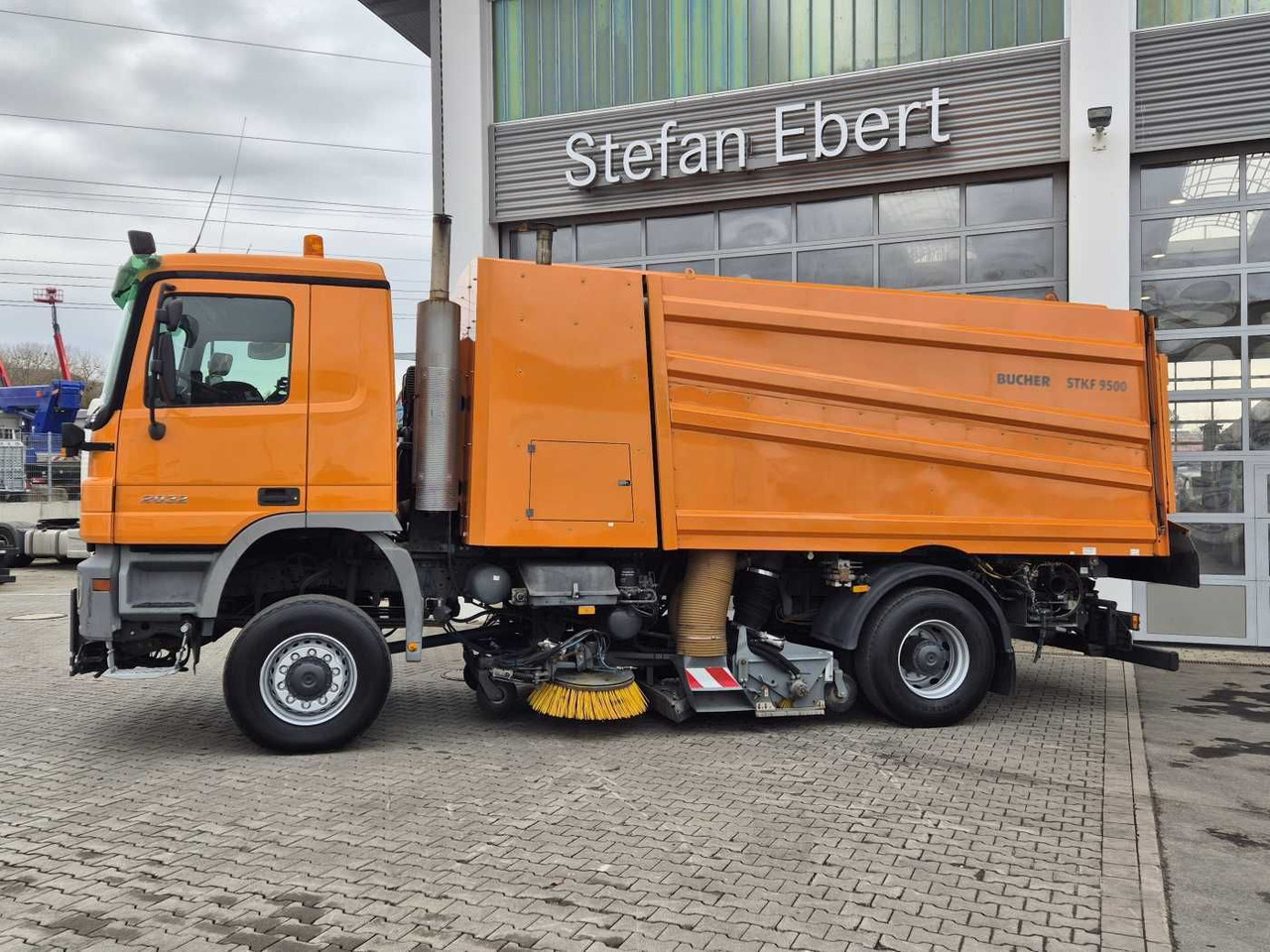 Mercedes-Benz Actros 2032 A 4x4 Bucher STKF 9500 Airport 30x - Veegwagen: afbeelding 5 Mercedes-Benz Actros 2032 A 4x4 Bucher STKF 9500 Airport 30x - Veegwagen: afbeelding 5