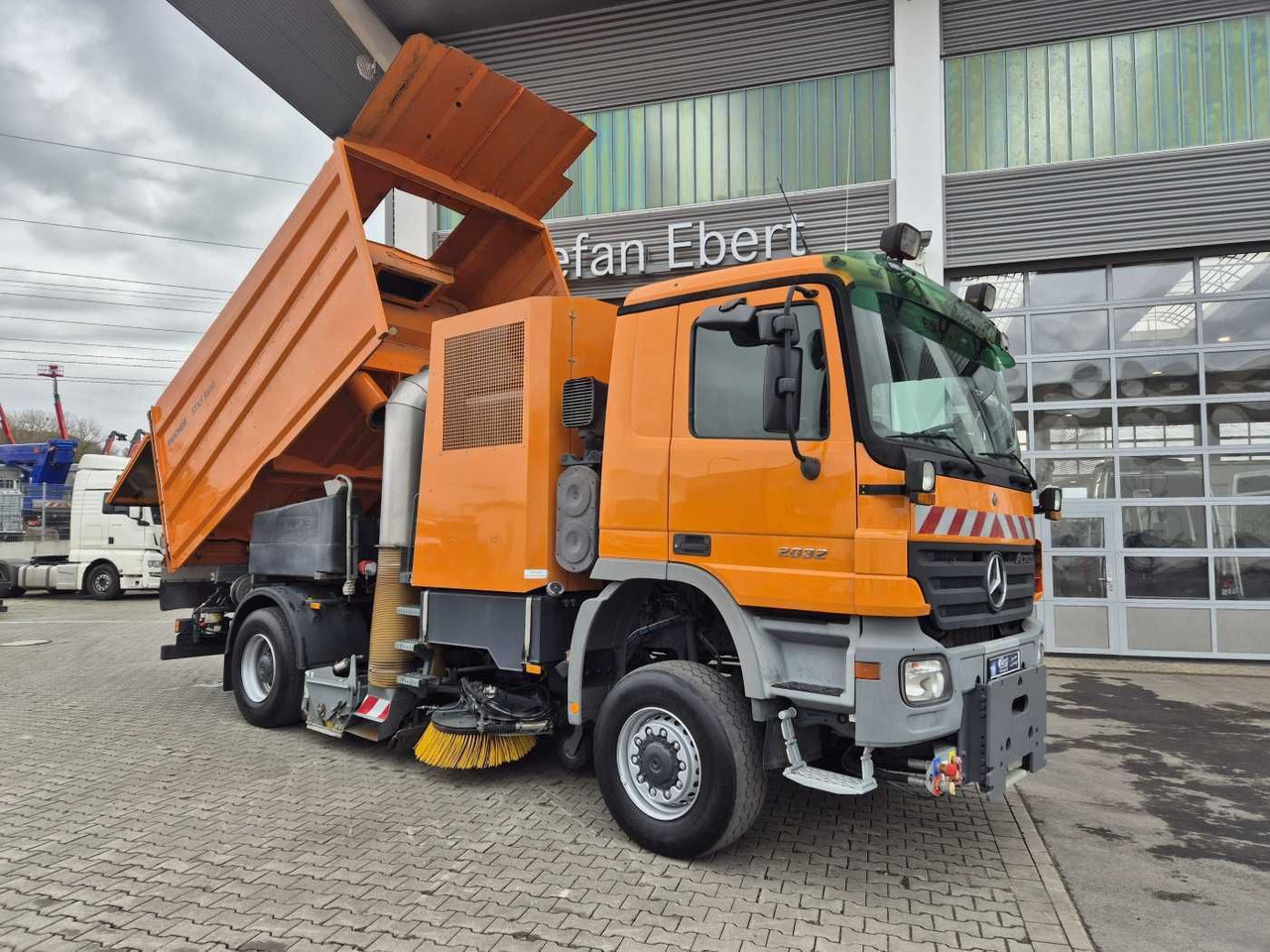 Mercedes-Benz Actros 2032 A 4x4 Bucher STKF 9500 Airport 30x - Veegwagen: afbeelding 2 Mercedes-Benz Actros 2032 A 4x4 Bucher STKF 9500 Airport 30x - Veegwagen: afbeelding 2