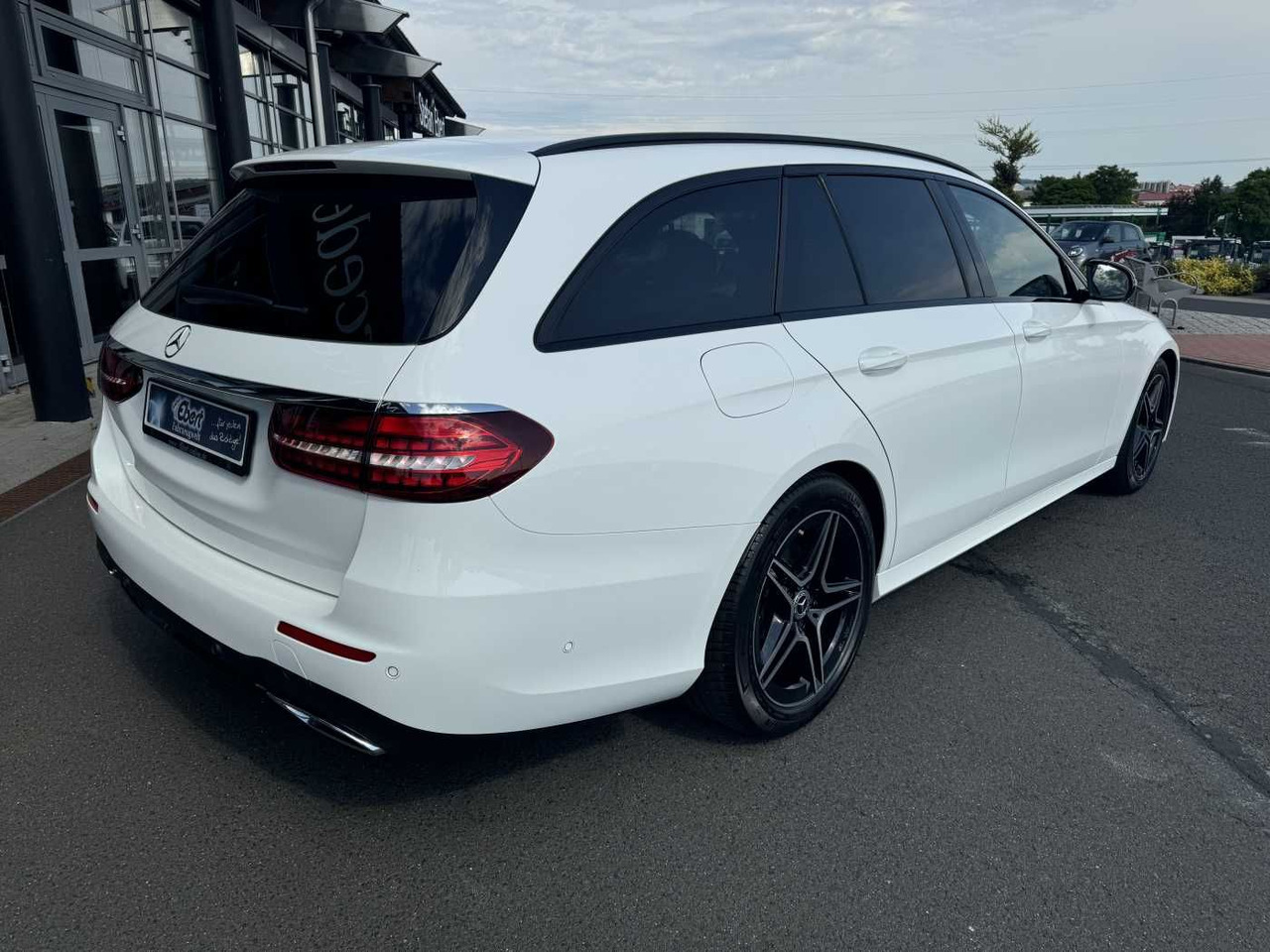 Mercedes-Benz E 220d T AMG+Pano+AHK+Night+TotW+ RKamera+Ambien - Personenwagen: afbeelding 4 Mercedes-Benz E 220d T AMG+Pano+AHK+Night+TotW+ RKamera+Ambien - Personenwagen: afbeelding 4