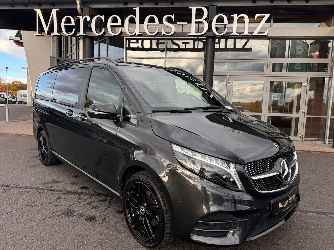 Mercedes-Benz V 300 d 4MATIC AVA ED AMG DISTR Stdh AHK2,5 PANO - Personenvervoer: afbeelding 1 Mercedes-Benz V 300 d 4MATIC AVA ED AMG DISTR Stdh AHK2,5 PANO - Personenvervoer: afbeelding 1