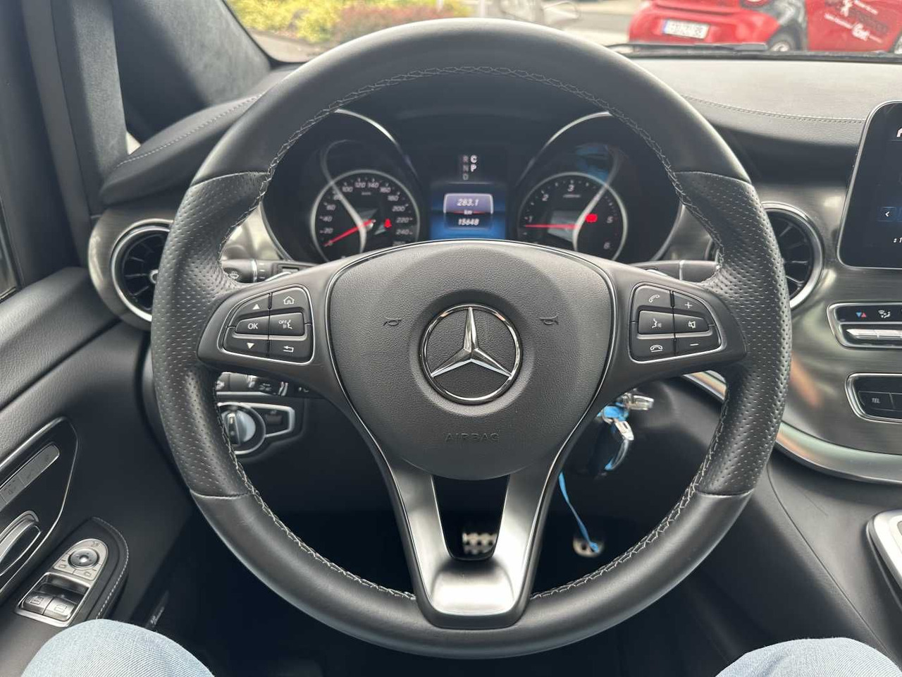 Personenvervoer Mercedes-Benz V 300 d 4MATIC EXCLUSIVE AMG Panorama DISTRONIC: afbeelding 12 Personenvervoer Mercedes-Benz V 300 d 4MATIC EXCLUSIVE AMG Panorama DISTRONIC: afbeelding 12