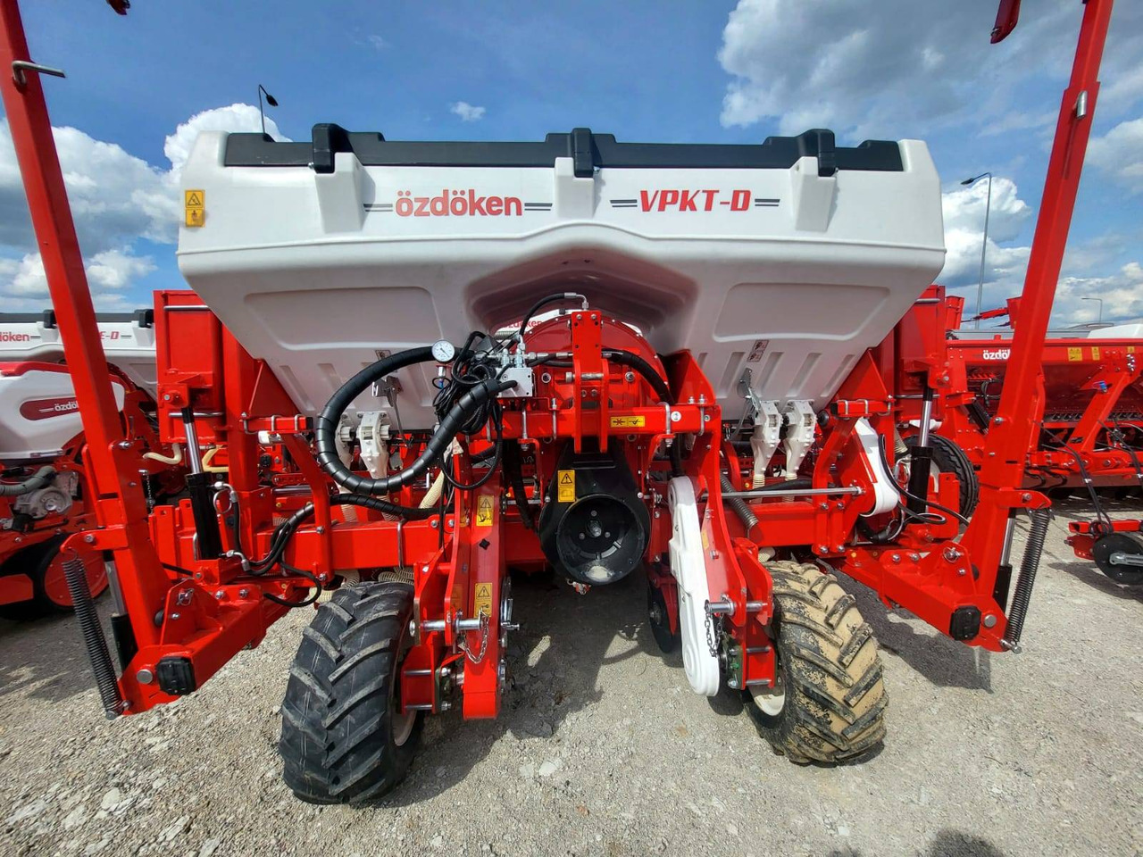 Ozdoken six-row pneumatic precision seeder, VPKT-DG6, PVC fertiliser tank - on stock - Precisiezaaimachine: afbeelding 2 Ozdoken six-row pneumatic precision seeder, VPKT-DG6, PVC fertiliser tank - on stock - Precisiezaaimachine: afbeelding 2