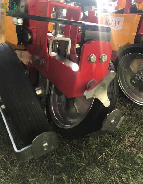Semi-automatic carousel planter 2 rows Solan S219 K - Zaai-/ Plantmachine: afbeelding 4 Semi-automatic carousel planter 2 rows Solan S219 K - Zaai-/ Plantmachine: afbeelding 4