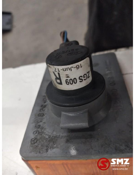 Mercedes-Benz Occ richtingaanwijzer rechts Mercedes - Lichten/ Verlichting voor Vrachtwagen: afbeelding 2 Mercedes-Benz Occ richtingaanwijzer rechts Mercedes - Lichten/ Verlichting voor Vrachtwagen: afbeelding 2