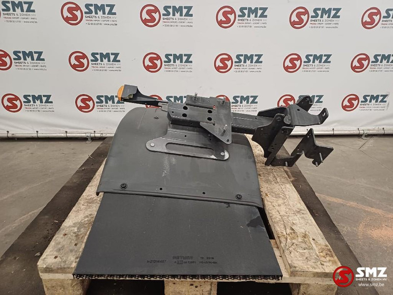 Volvo Occ spatbord cabine achter L/R + spatbordsteun Vol - Carrosserie en exterieur voor Vrachtwagen: afbeelding 2 Volvo Occ spatbord cabine achter L/R + spatbordsteun Vol - Carrosserie en exterieur voor Vrachtwagen: afbeelding 2