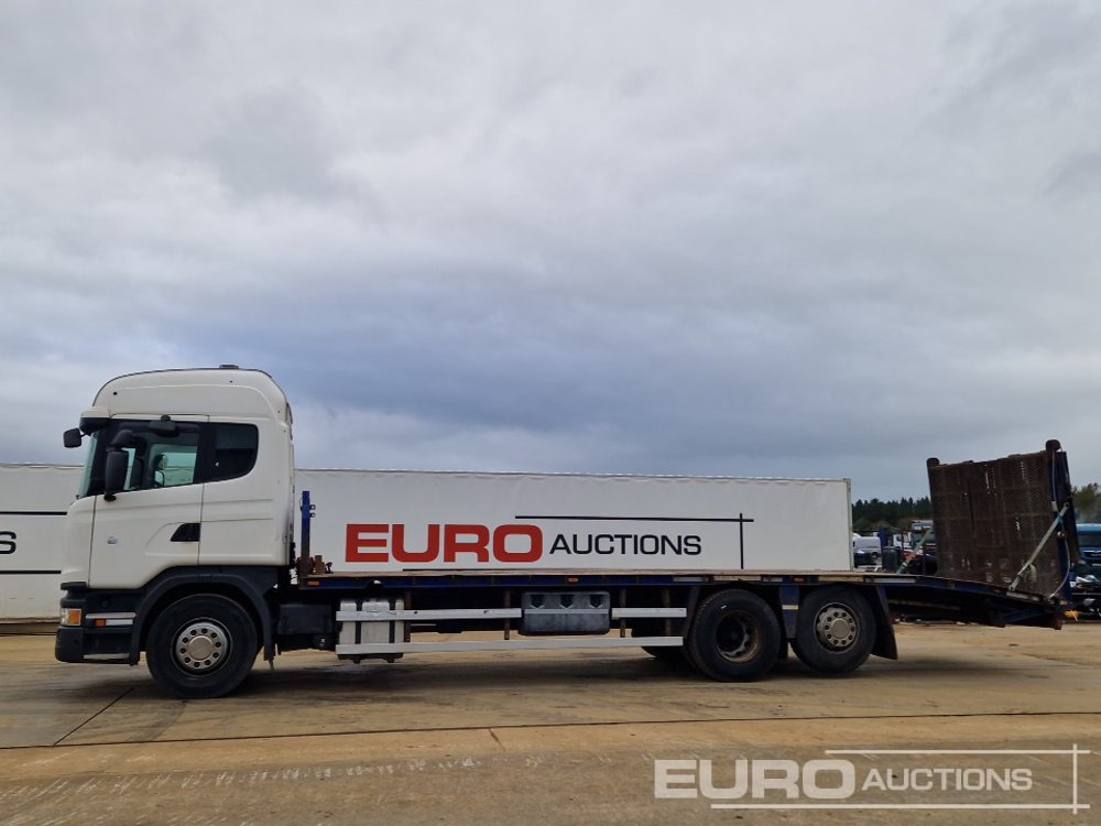 2014 Scania 6x2 Rear Lift Beavertail Plant Lorry, Auto Gearbox, Cruise Control, A/C, Winch, Hydraulic Fliptoe Ramp (HPI Export Marker - UK Registration Documents Are Not Available) - Vrachtwagen met open laadbak: afbeelding 2 2014 Scania 6x2 Rear Lift Beavertail Plant Lorry, Auto Gearbox, Cruise Control, A/C, Winch, Hydraulic Fliptoe Ramp (HPI Export Marker - UK Registration Documents Are Not Available) - Vrachtwagen met open laadbak: afbeelding 2