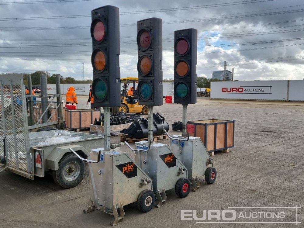 Pike Signals 3 Way Traffic Light System - Machinetransporter: afbeelding 1 Pike Signals 3 Way Traffic Light System - Machinetransporter: afbeelding 1