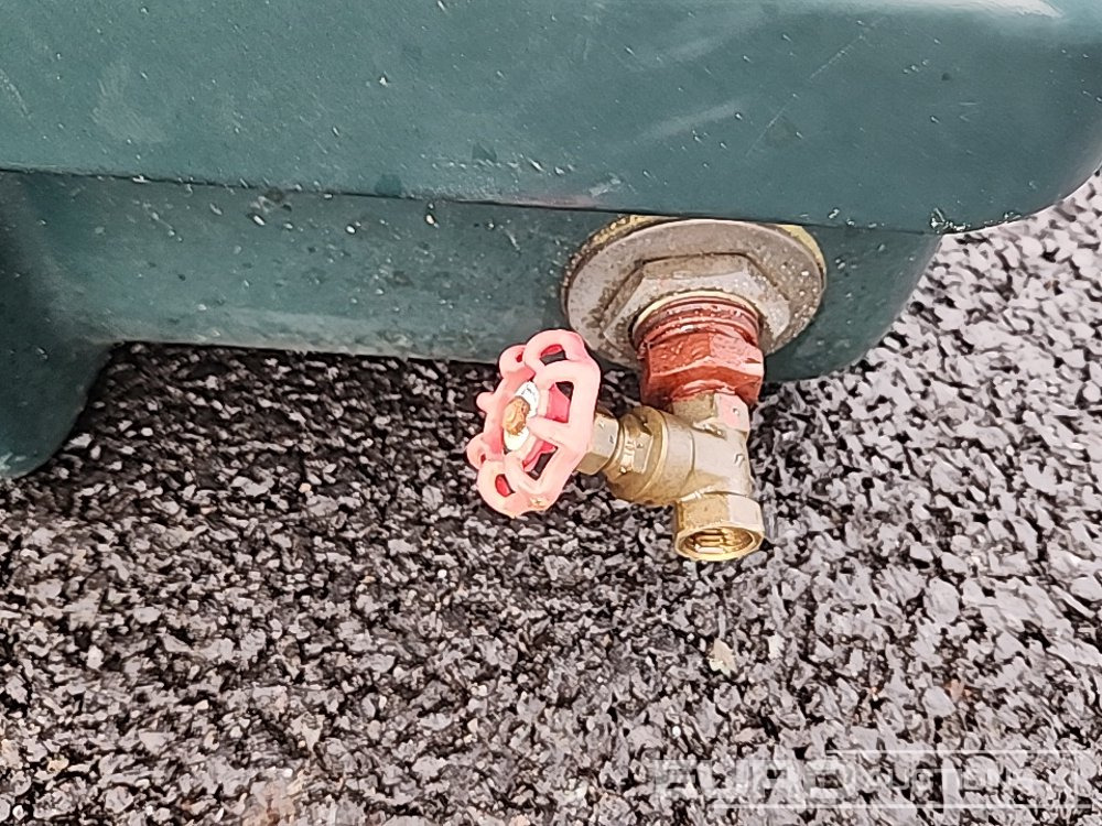 Plastic Oil Tank (2 of) - Opslagtank: afbeelding 5 Plastic Oil Tank (2 of) - Opslagtank: afbeelding 5