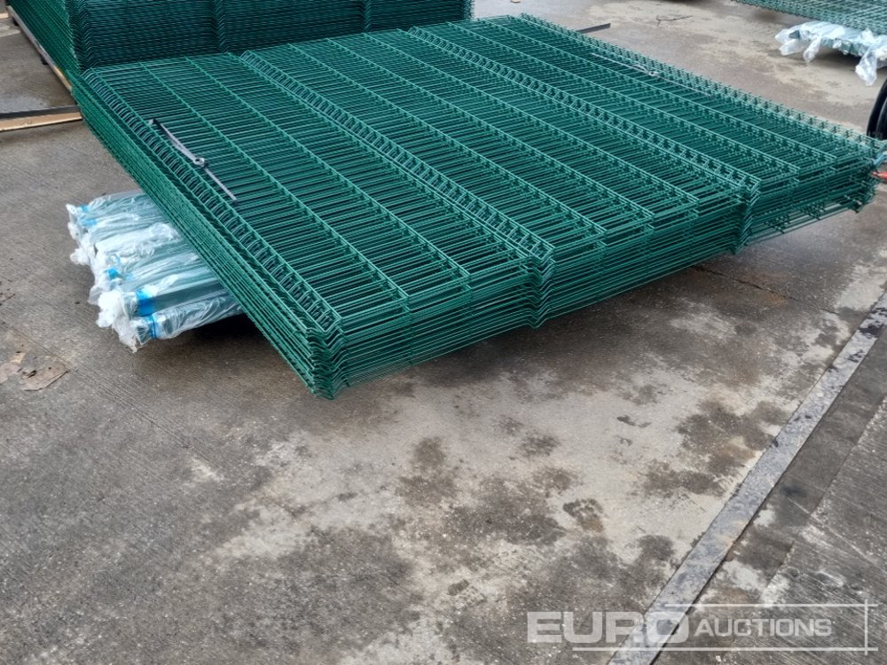 Bouwmaterieel Unused Galvanised & Powder Coated Heavy Duty (5mm) Wire Mesh Fencing, 25 x H2.4m x W2.2m Panels, 26 x 60mm x 60mm x3m Posts, with Fittings (Green): afbeelding 12