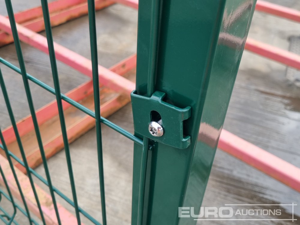 Bouwmaterieel Unused Galvanised & Powder Coated Heavy Duty (5mm) Wire Mesh Fencing, 25 x H2.4m x W2.2m Panels, 26 x 60mm x 60mm x3m Posts, with Fittings (Green): afbeelding 6