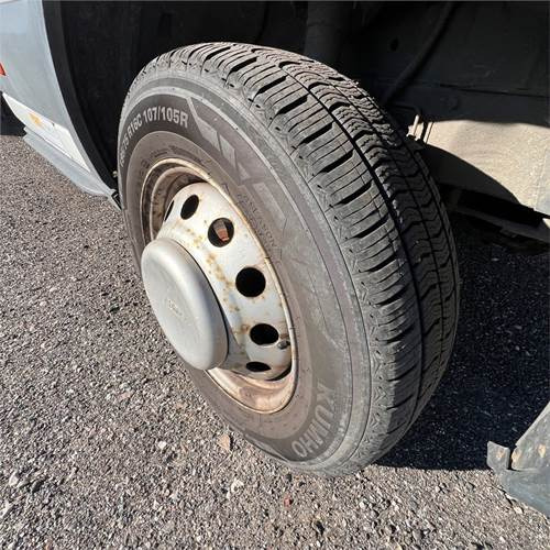 Vrachtwagen met open laadbak Ford Transit 2.0 Tdci: afbeelding 37 Vrachtwagen met open laadbak Ford Transit 2.0 Tdci: afbeelding 37