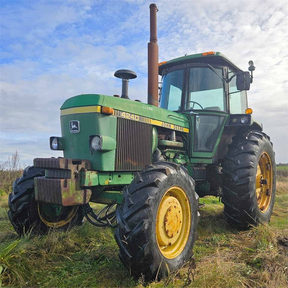 John Deere 4240 - Tractor: afbeelding 1 John Deere 4240 - Tractor: afbeelding 1