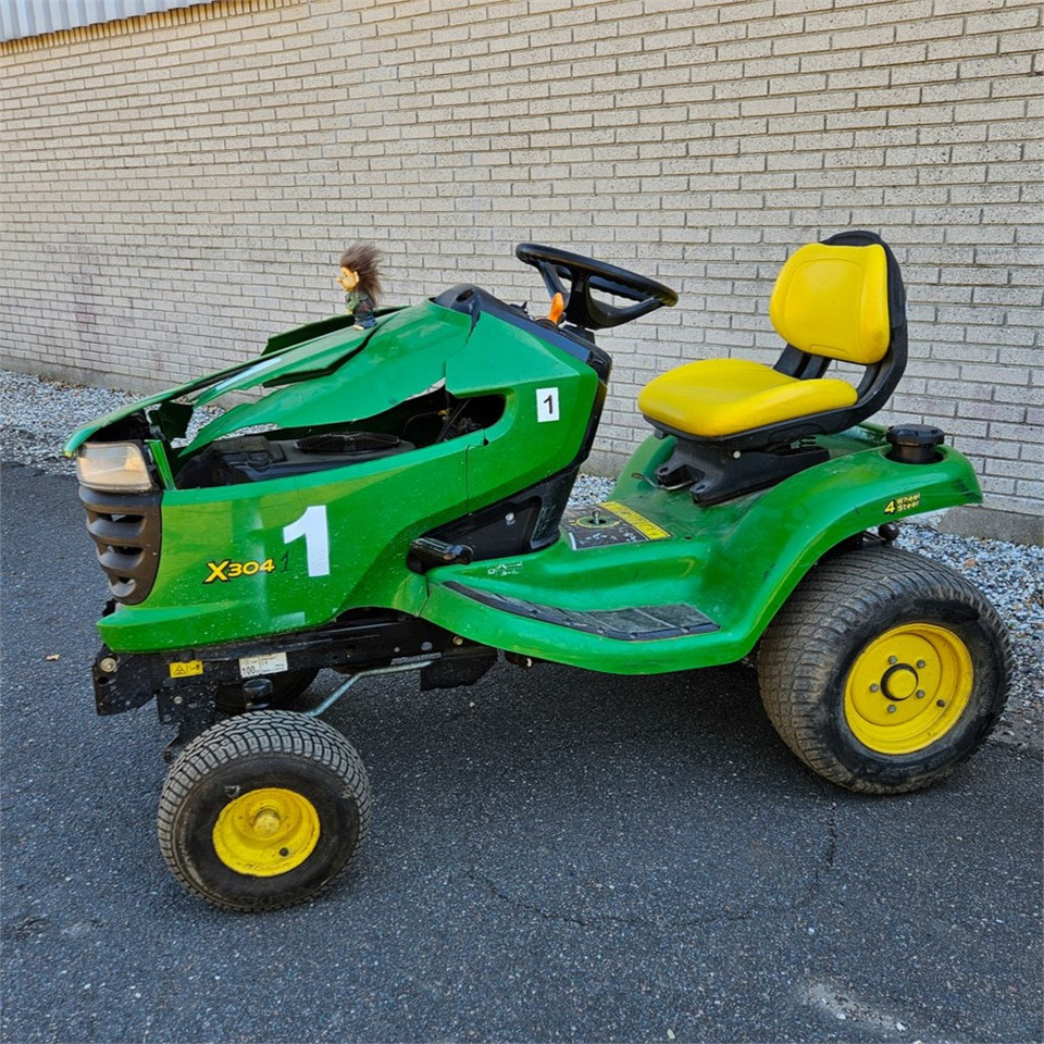 John Deere X304 - Gazonmaaier: afbeelding 1 John Deere X304 - Gazonmaaier: afbeelding 1
