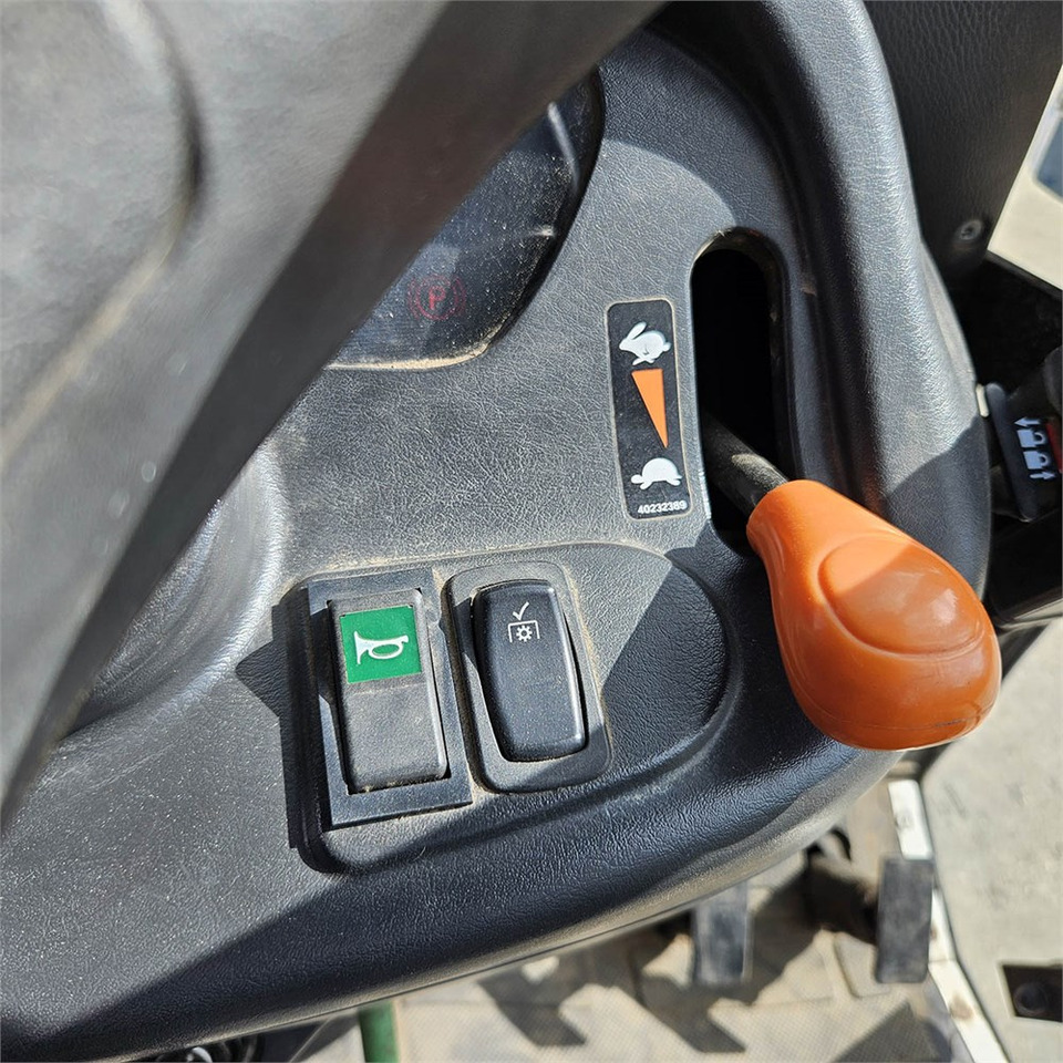 Gemeentelijke tractor LS Mtron Ls J27HST: afbeelding 18